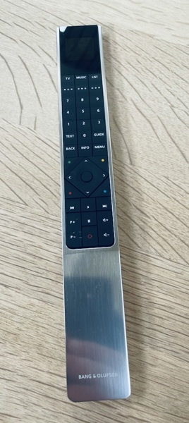 Bang & Olufsen Beoremote One fjernbetjening uden vægbeslag