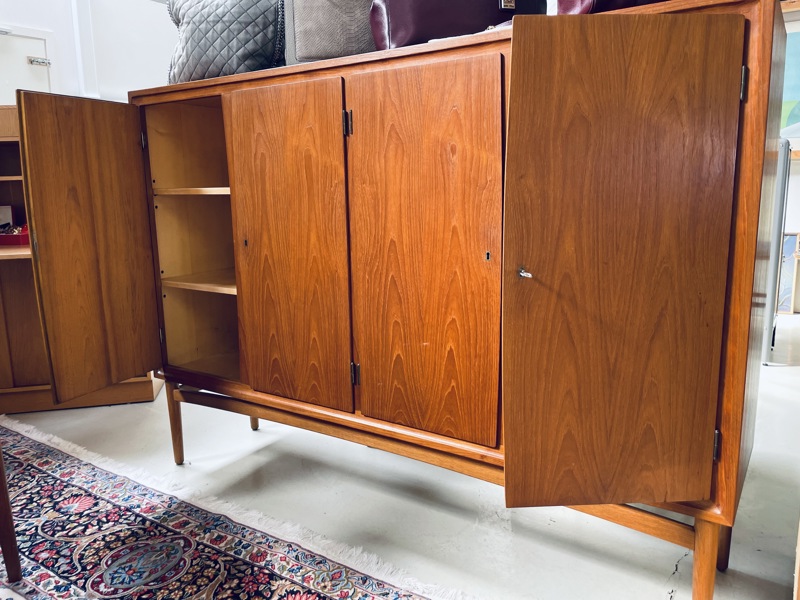 Mid-century dansk-designet 3-fløjet skænk af teak m. låger og skuffer