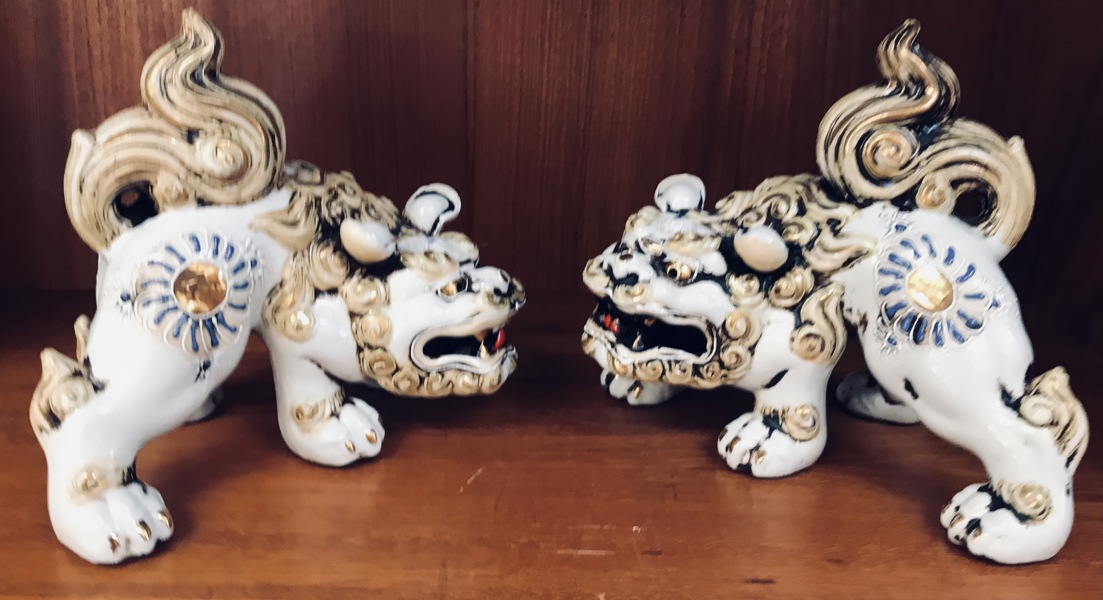 2 Japanske Kutani løver af porcelæn dekoreret guld