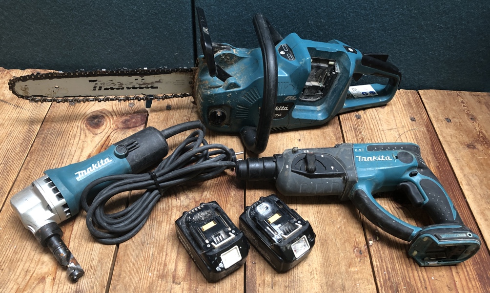 Makita JN1601 (230V) pladenipler, DHR202 (akku) borehammer samt DUC353 (akku) motorsav m. 2 stk. 18V batterier (R 6/25, 10/25, 22/25)