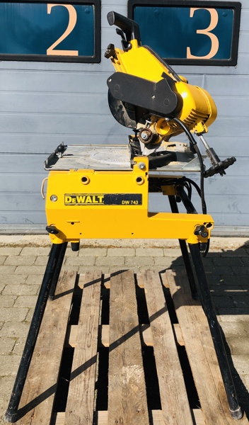 DeWalt DW743 type 2 (230V) vendbar kap/geringssav (R 13/25)