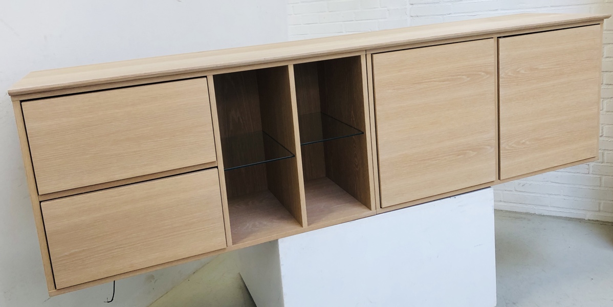 Klim Furniture væghængt skænk af egetræ