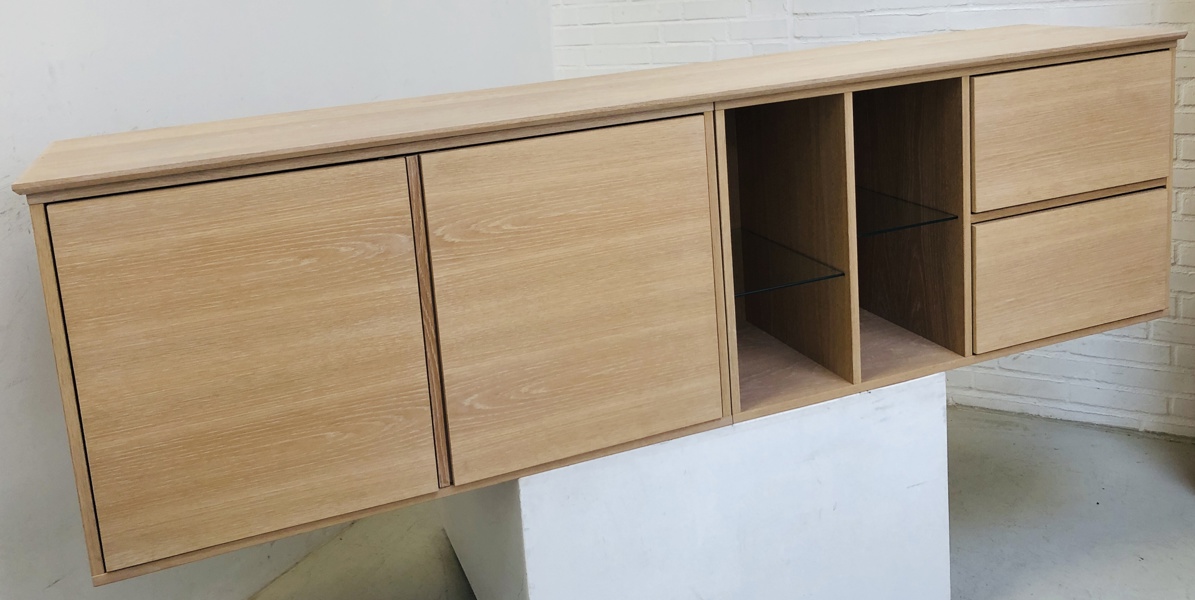 Klim Furniture væghængt skænk af egetræ