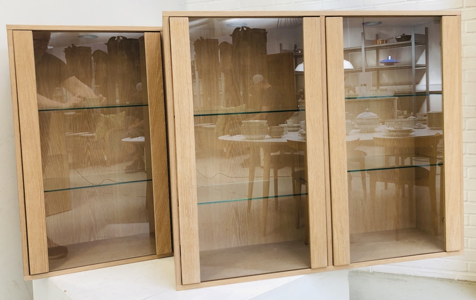 2 Klim Furniture væghængte skabe af egetræ og glas