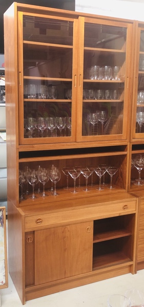 Mid-century reol m. underskab udført i teak og glas (skydelåger)