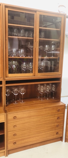 Mid-century reol m. underskab udført i teak og glas (skydelåger/skuffer)