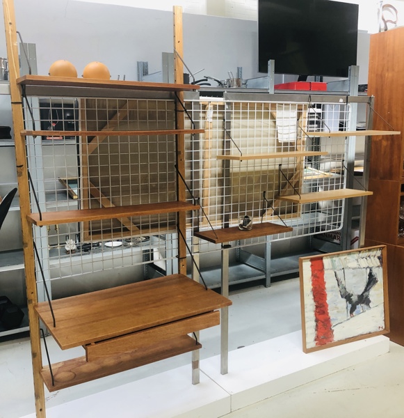 Mid-Century væghængt reol m. skriveplade og skuffe - samt 4 ekstra løse væghængte hylder - udført i teak/eg