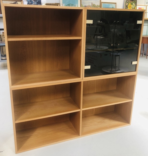 Mid-Century reolsystem m. glaslåger (4 enheder) udført i egetræ