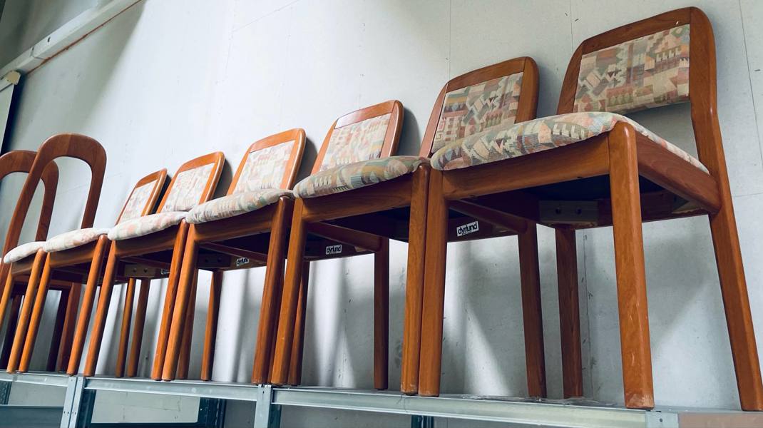 6 Mid-century Dyrlund stole udført i massiv teak m. sæde og kopstykke beklædt i møbelstof
