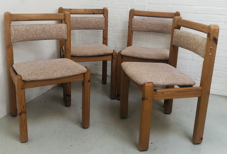 4 Mid-century stole (model nr. 10) af massiv fyrretræ, fremstillet hos Thorsø Stole- og Møbelfabrik