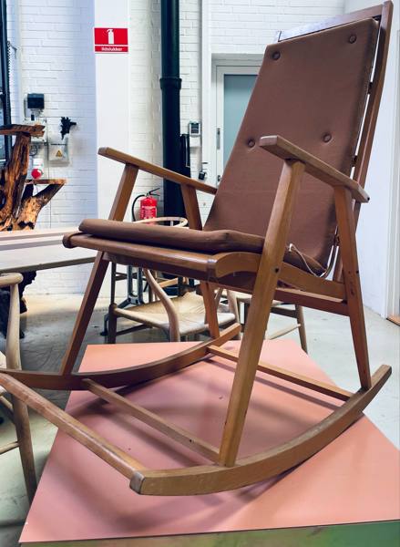 Mid-century gyngestol fremstillet ved VEB Deutsche Werkstätten Hellerau udført i massiv træ og flettet peddigrør