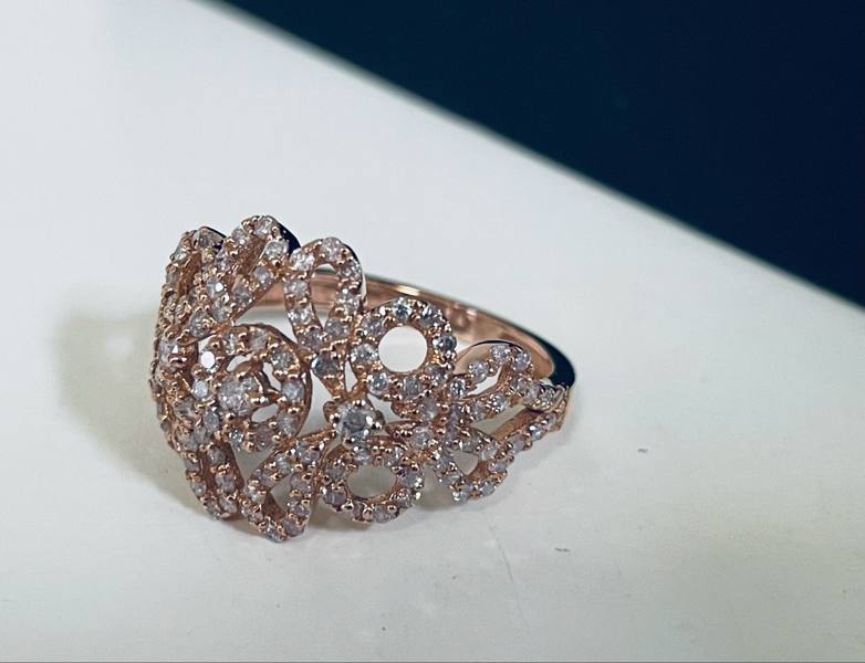 Guld: Pavé ring udført i 14kt./585 prydet m. 129 brillanter m. tilhørende AIG Certifikat