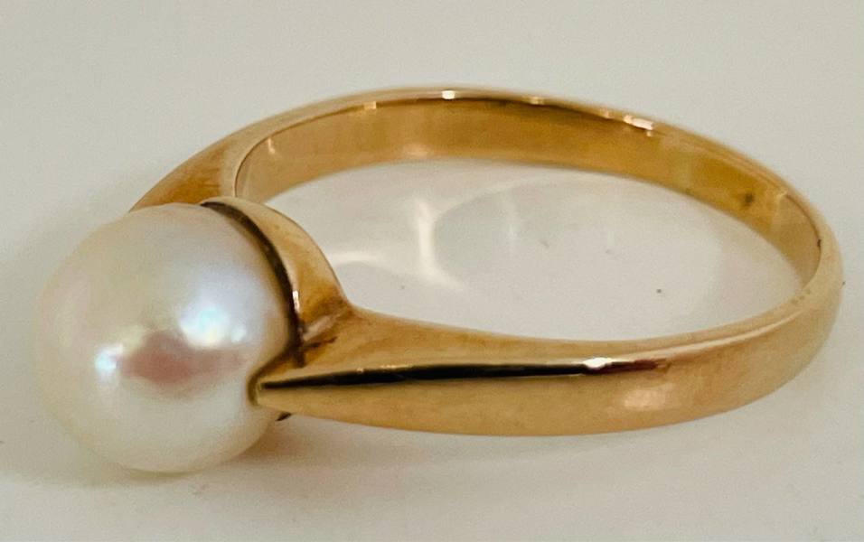 Guld: ring udført 14kt./585 prydet m. perle