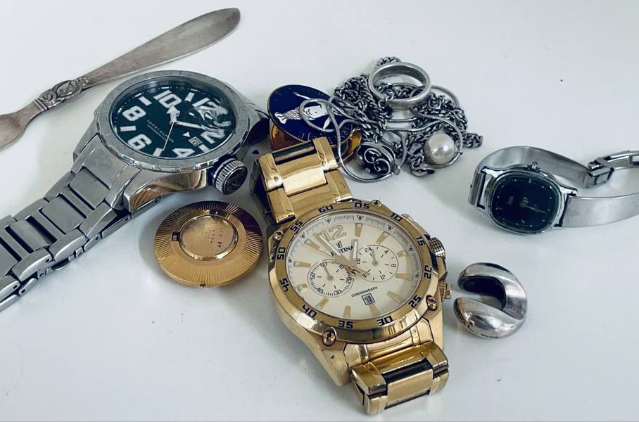 Samling af smykker og ure - herunder Ole Lynggaard manchetknap, Festina F16806-1 chronograph (Å/R 2025-0263)