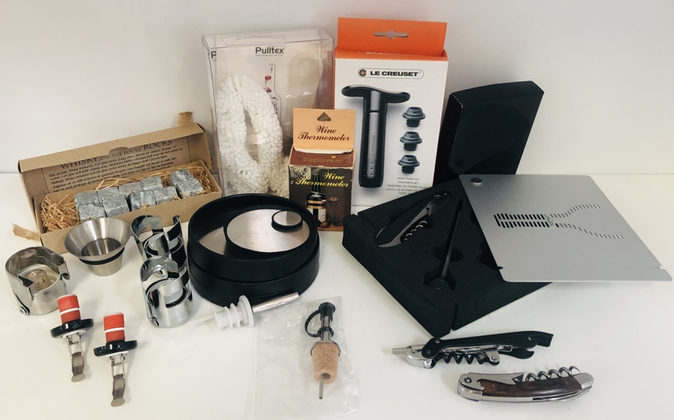 Stort parti materiel til vin og drinks - heriblandt mærker som Le Creuset, Rosendahl, Handöl og Marksman