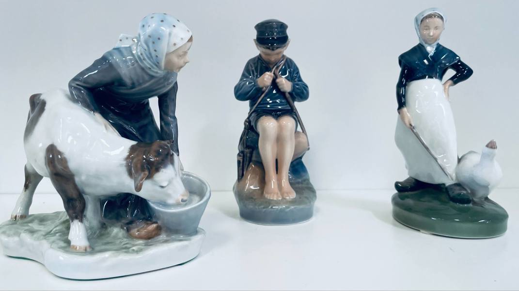 3 Royal Copenhagen figurer: 'Hyrdedreng, dreng der snitter' (905), 'Lille Gåsepige' (528) samt 'Pige m. kalv' (779)