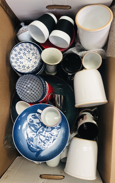 Lykkekasse m. stort parti porcelæn, glas brugskunst - herunder Bodum, Mads Stage og Bing & Grøndahl m.fl.