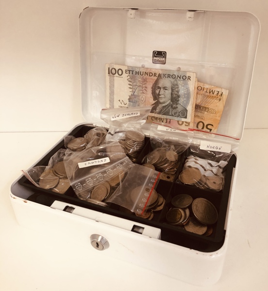 Samling af mønter i kasse - heriblandt England, New Zealand, USA og Norge