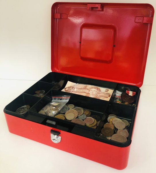 Samling af mønter, medaljer og frimærker i kasse 5kg - heriblandt Danmark, Norge og Canada