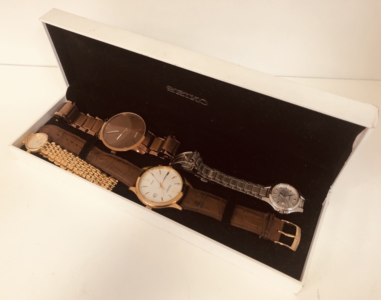 Samling af ure i kasse á 4 enheder - heriblandt Seiko, Calvin Klein og Citizen