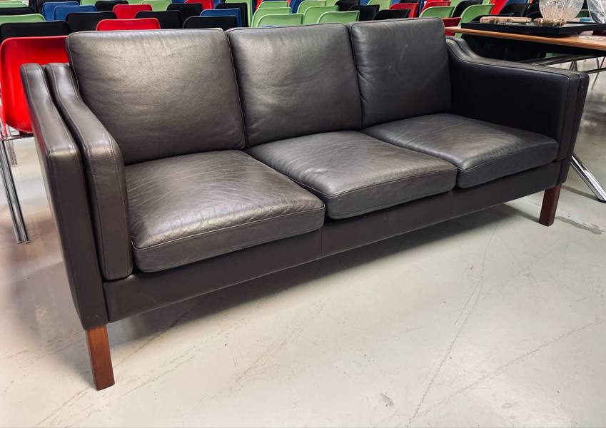 3-pers. London sofa beklædt i moccafarvet læder og monteret m. mørkbejdsede ben