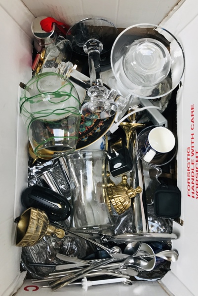Lykkekasse m. stort parti porcelæn, glas brugskunst - herunder Eva Solo, Georg Jensen og Bing & Grøndahl m.fl.