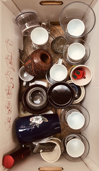 Lykkekasse m. stort parti porcelæn, glas brugskunst - herunder Jacob Jensen, Hoptimist og Royal Copenhagen m.fl.