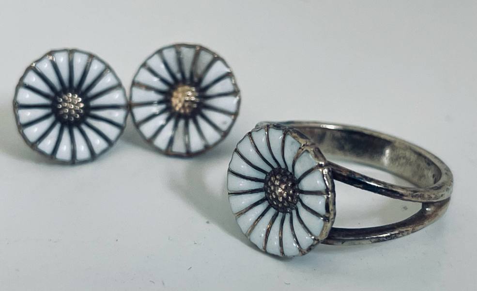 Georg Jensen Daisy/Marguerit ring (12mm) samt 2 Georg Jensen Daisy/Marguerit ørestikker (12mm)