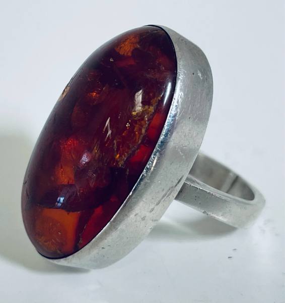 Art Deco ring udført i sterling sølv prydet med stort slebet rav (43/24)