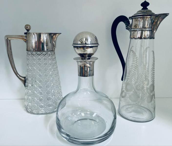 3 Karafler af krystal og glas prydet m. sølvbesætninger - herunder antik Friedrich Wilhelm Hespe