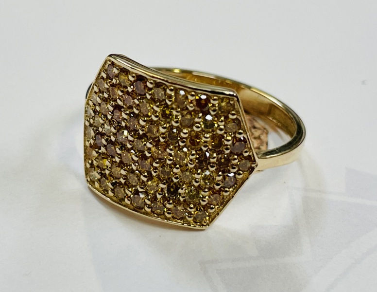 Guld: Pavé ring udført i 14kt./585 prydet m. 58 brillantslebne diamanter m. tilhørende IGI Certifikat