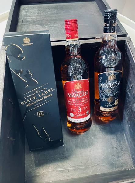 3 fl. whisky i kiste: Queen Margot 8-års blended Scotch Whisky, Queen Margot 3-års blended Scotch Whisky samt Johnnie Walker 12-års blended Scotch Whisky
