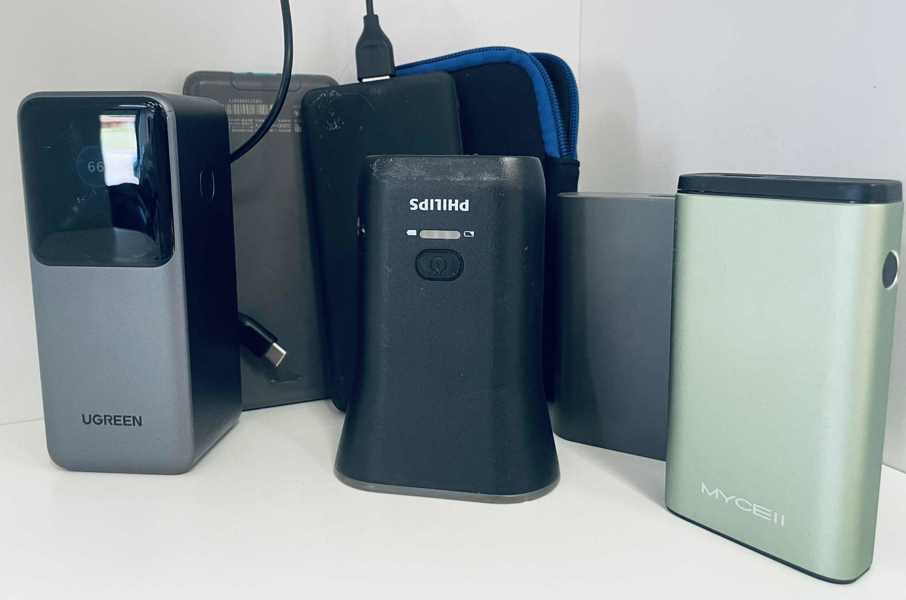 Samling af Powerbanks (5 enheder) samt lygte- se beskrivelse (B 1003/24, 302/25)