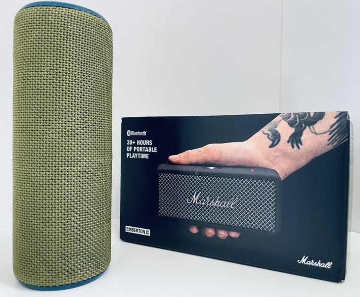 Marshall Emberton II trådløs og transportabel højttaler (sort/messing) samt Logitech UE Boom trådløs og transportabel højttaler (S‑00122) - (B 1003 1073/24)
