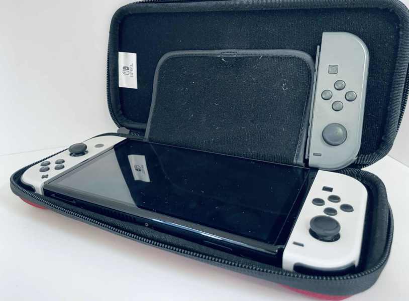 Nintendo Switch OLED Spillekonsol (hvid/sort) samt ekstra controller (venstre) (B 1018/24, 302/25)