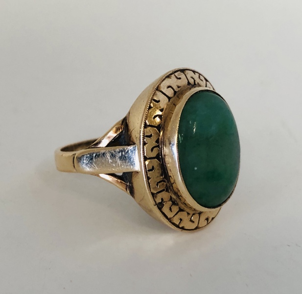 Guld: Tage Selsøe-Larsen ring udført i 14kt./585 prydet m. ornamentik samt oval cabochonslebet agat (grøn) - (H 216/24)