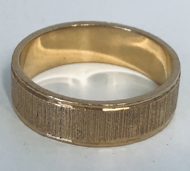 Guld: ring udført i 18kt./750 prydet m. ciseleringer (B 989/24)