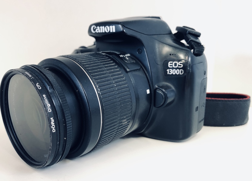 Canon EOS 1300D Digital spejlreflekskamera m. Canon EFS 18-55mm objektiv - lader samt taske medfølger