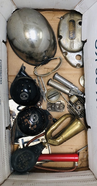 Lykkekasse m. klassisk motorist-artikler - herunder Bosch HO/ESA 6B2 horn, Nr. 14 bilhorn i messing, Diesella tankdæksel, S.C.O. mærkat og Taarnby MG-12 motorskjold m.fl.