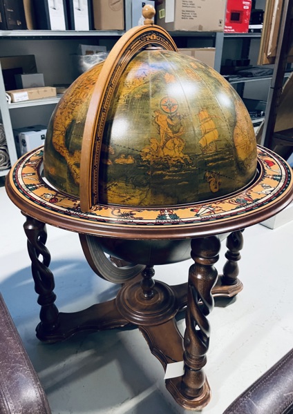 Barskab i form af globe prydet med flotte aftegninger og drejede ben