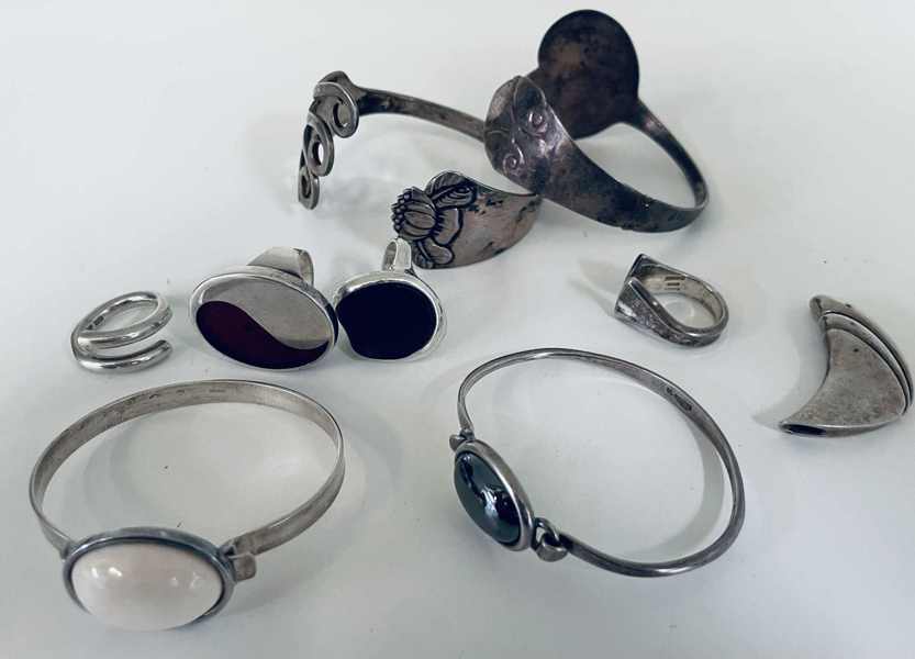 Samling af danske vintage sølvsmykker - herunder N.E. From armring prydet m. onyx, Hermann Siersbøl armring prydet m. ben, Frits Heiring Sørensen ring, W & S. Sørensen ring m.fl.