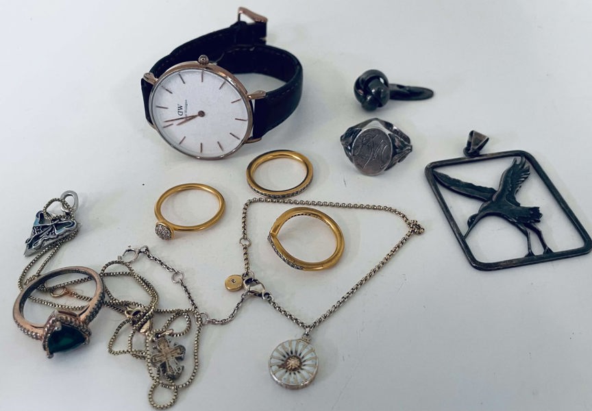 Samling af smykker - herunder Georg Jensen Daisy/Marguerit armlænke (12mm) af sterling sølv, Julie Sandlau ringe af forgyldt sølv, Daniel Wellington m.fl. (18/24H)