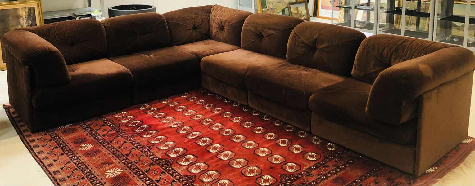 Italiensk modul-/loungesofa betrukket i mokkafarvet møbelstof