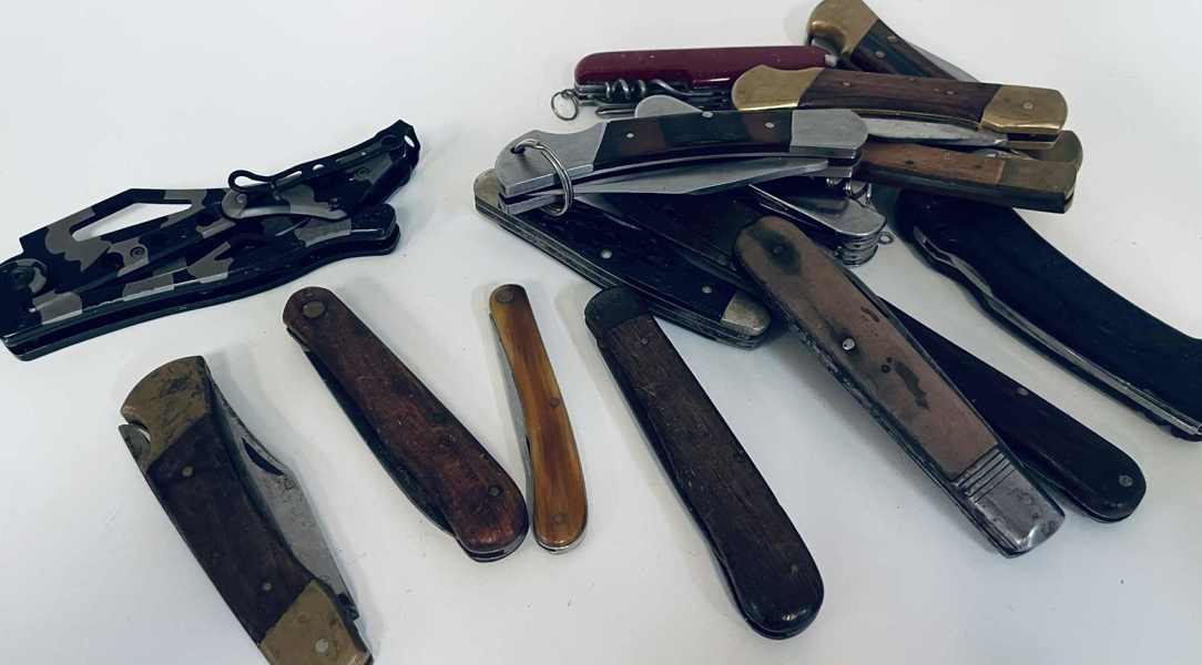 Samling af jagtknive/knive (17 enheder) - herunder Buck Knives 450, Richartz Solingen, Attache m.fl.
