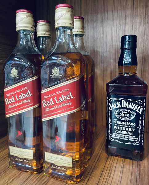 4 fl. Johnnie Walker Red Label Blended Scotch Whisky samt Jack Daniel's Tennessee Whiskey (Å 2025-0977)
