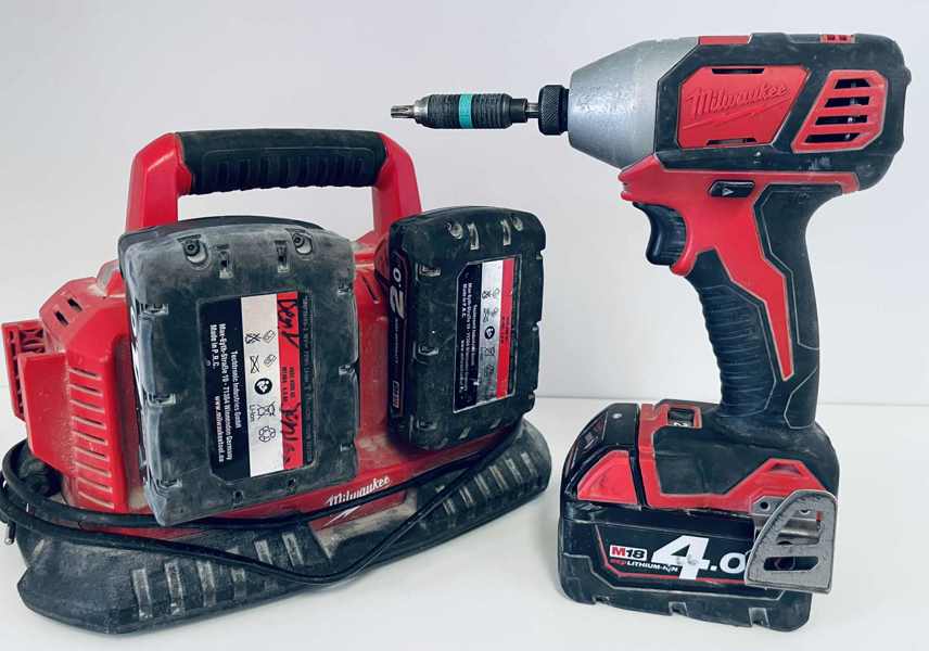 Milwaukee (akku): M18 BID kompakt 1/4" slagskruemaskine, M1418 C6 multioplader til 6 batterier (14/18v), 2 stk. M18 4,0Ah batterier samt M18 2,0Ah batteri (Å 2025-1005)