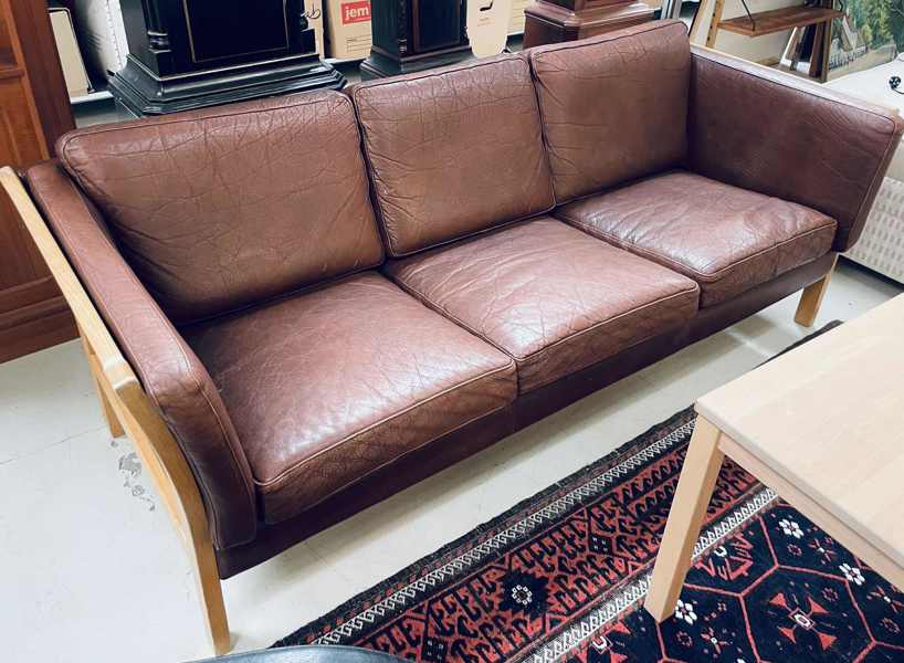 3-pers sofa betrukket i brunt okselæder og med stel i lakeret bøgetræ