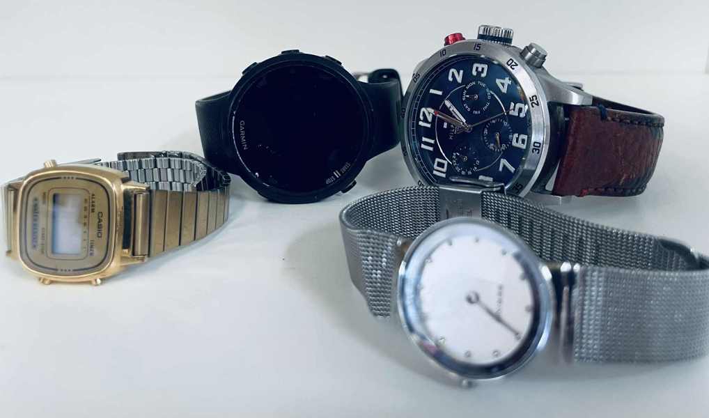 Samling af ure (4 enheder) - herunder Garmin Forerunner 45 GPS, Tommy Hilfiger Trent (TH.248.1.14), Bering Classic Dame (26mm) samt Casio Retro Digital (3191) - (Å 2025-1163)