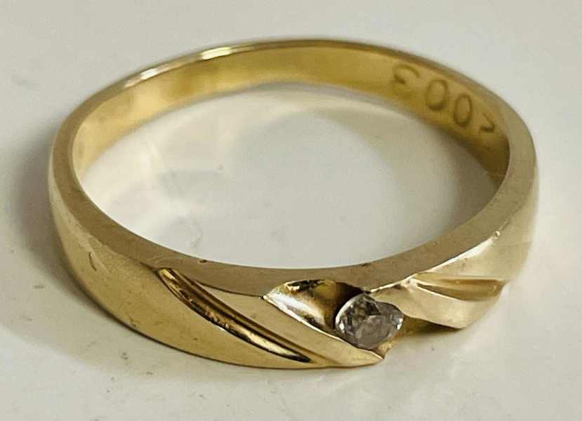 Guld: ring prydet m. sten udført i 14kt./585 ()