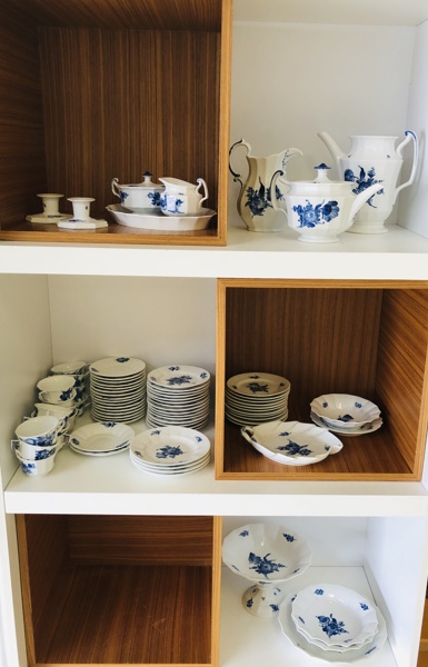 Stort parti Royal Copenhagen Blå Blomst stel af porcelæn 77 enheder (se beskrivelse)